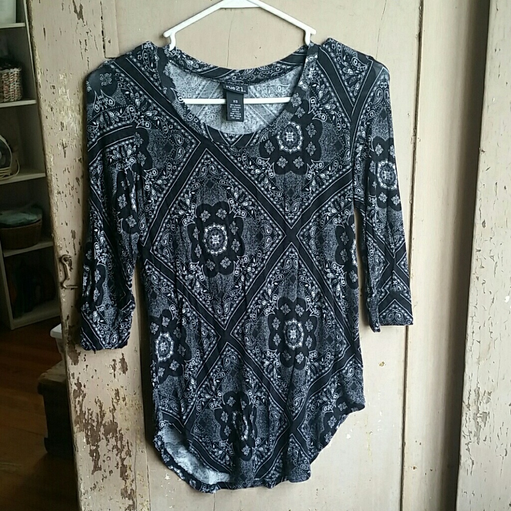Rue 21 Tee